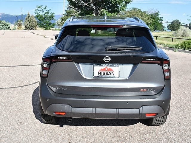 2025 Nissan Kicks SR photo 3