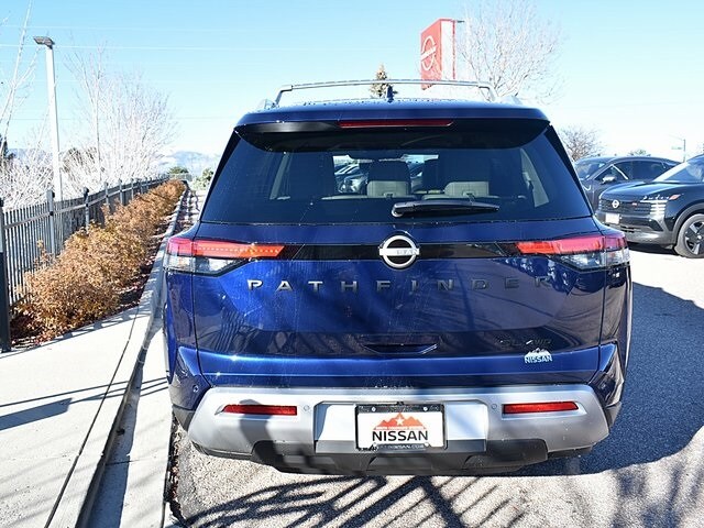 2025 Nissan Pathfinder SL photo 2