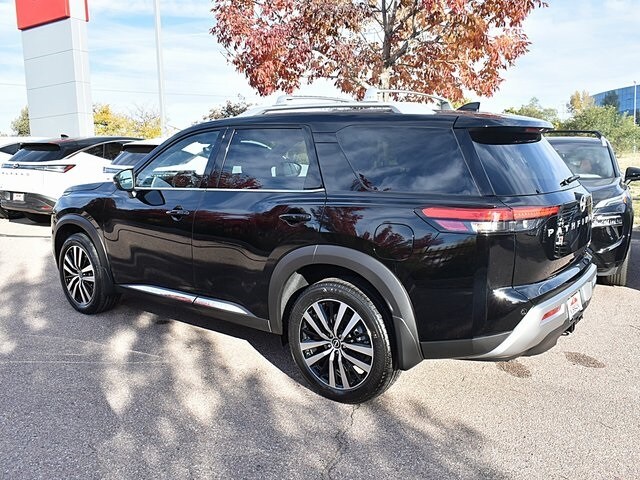 2025 Nissan Pathfinder Platinum photo 4