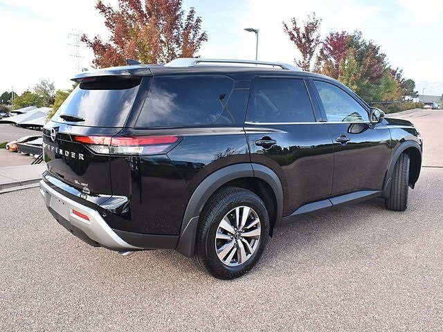 2025 Nissan Pathfinder SL photo 2