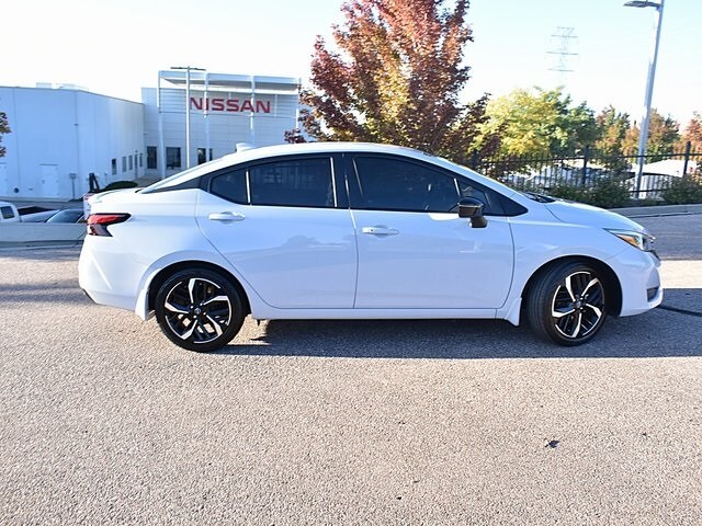 2024 Nissan Versa 1.6 SR photo 3