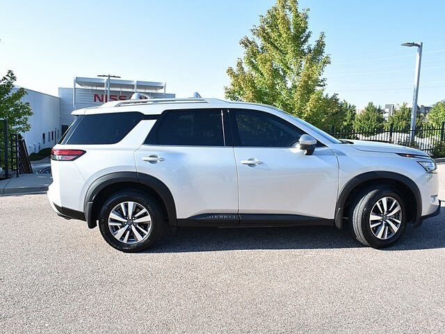 2024 Nissan Pathfinder SL photo 3