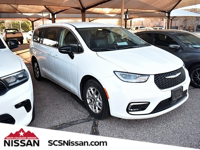 2024 Chrysler Pacifica Touring L's photo