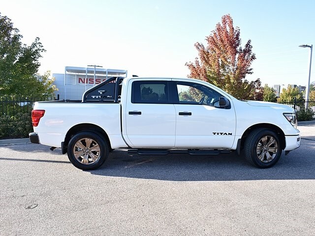 2024 Nissan Titan SV photo 2