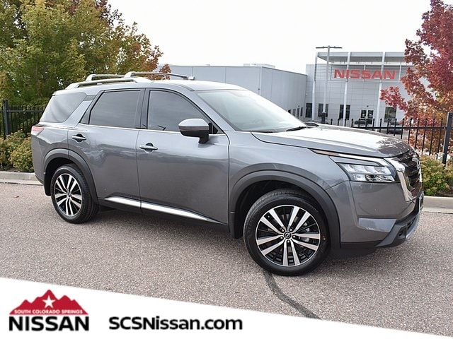 2025 Nissan Pathfinder Platinum's photo