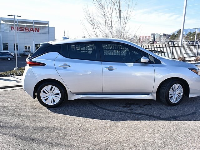 2025 Nissan Leaf S photo 3