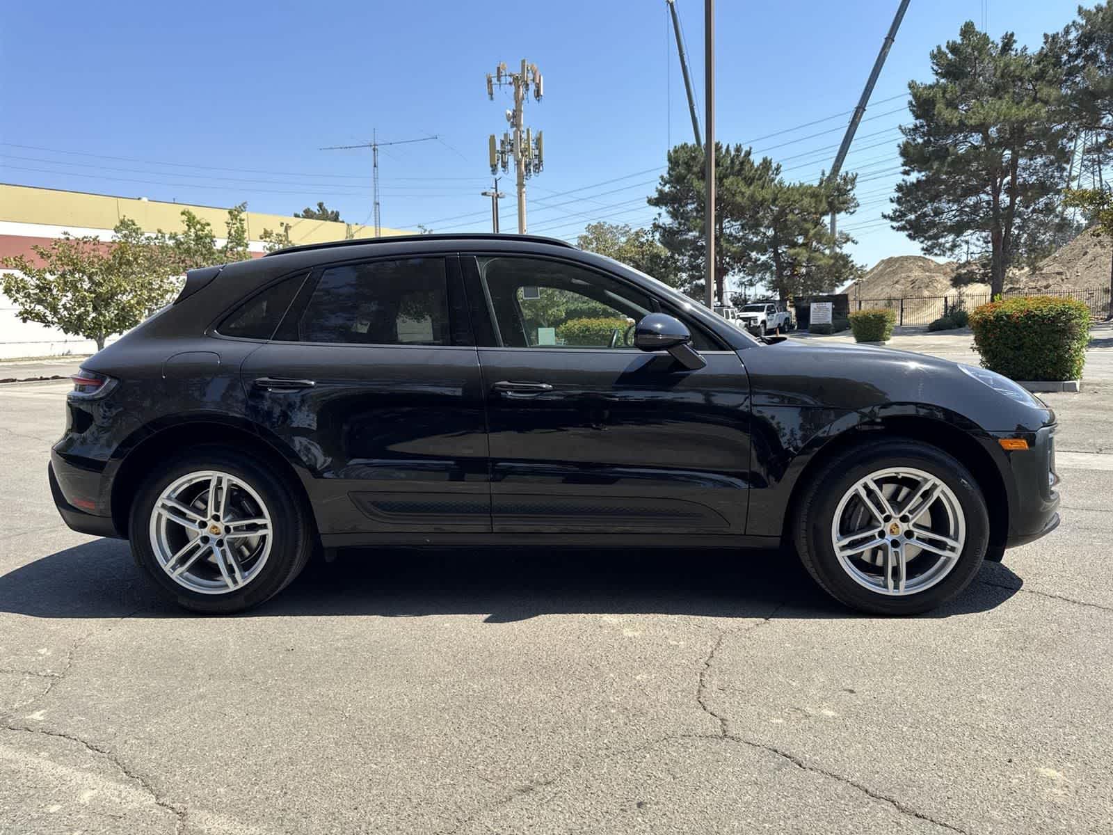 Thumbnail: 2022 Porsche Macan - 3