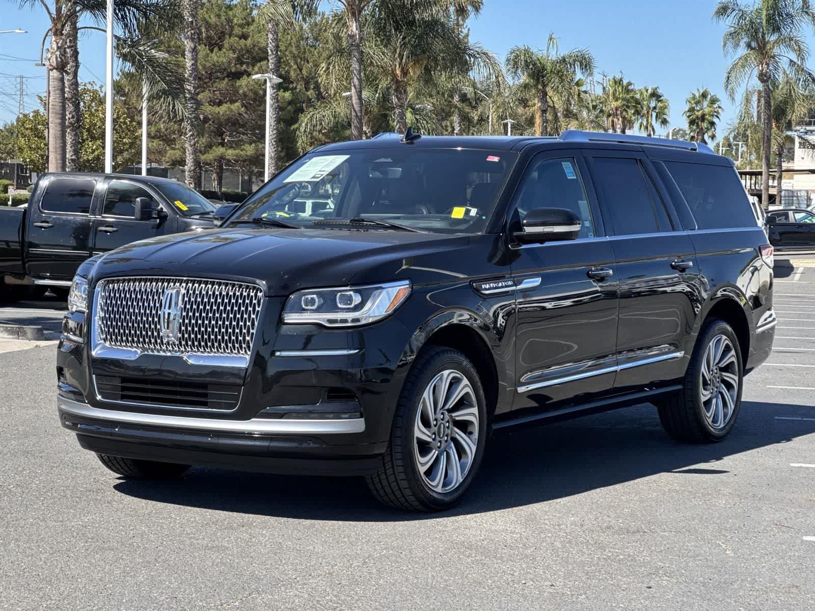 Thumbnail: 2023 Lincoln Navigator L - 6
