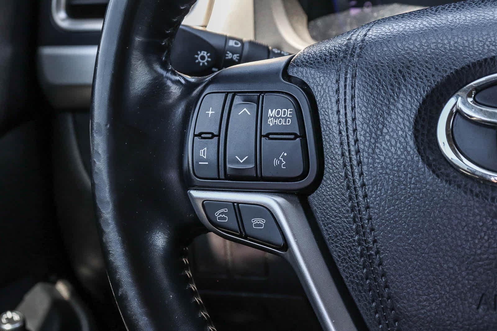 Thumbnail: 2016 Toyota Highlander - 18