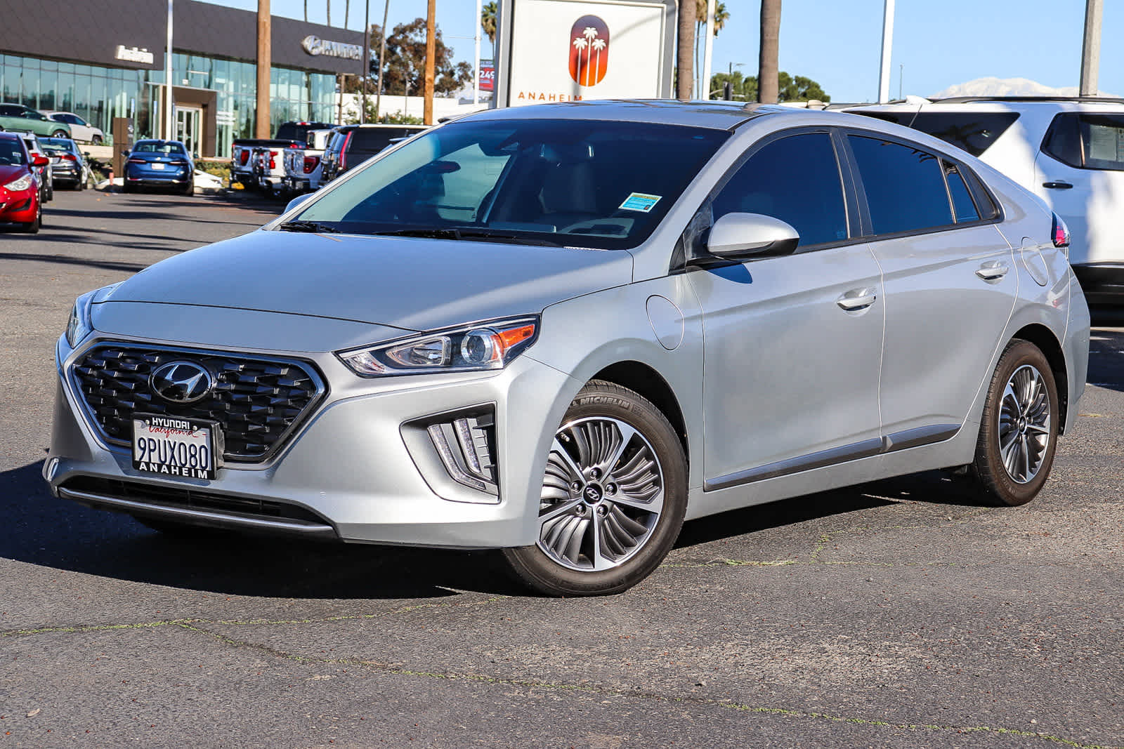 2022 Hyundai Ioniq SE's photo