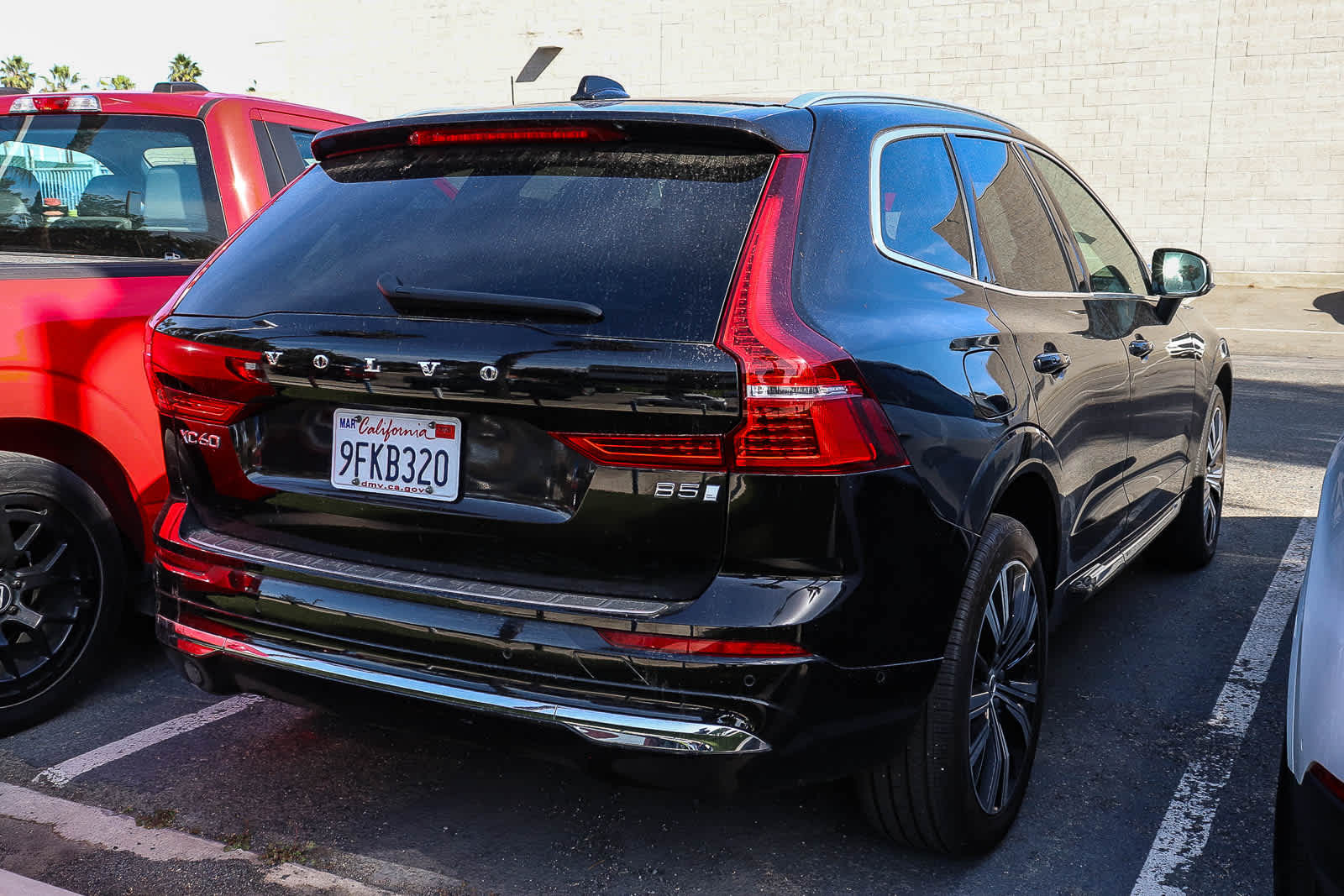 2023 Volvo XC60 Plus Bright Theme photo 5