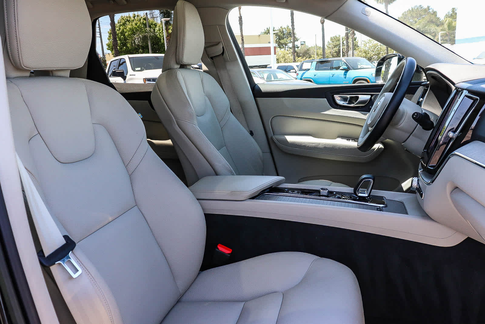 Thumbnail: 2023 Volvo XC60 - 25