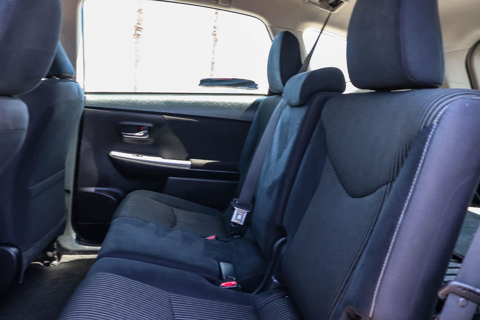 Thumbnail: 2017 Toyota Prius v - 21