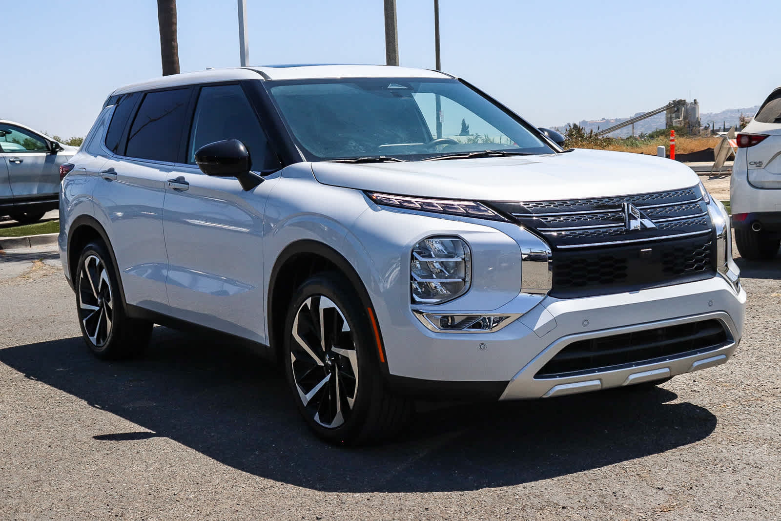 Thumbnail: 2024 Mitsubishi Outlander - 3