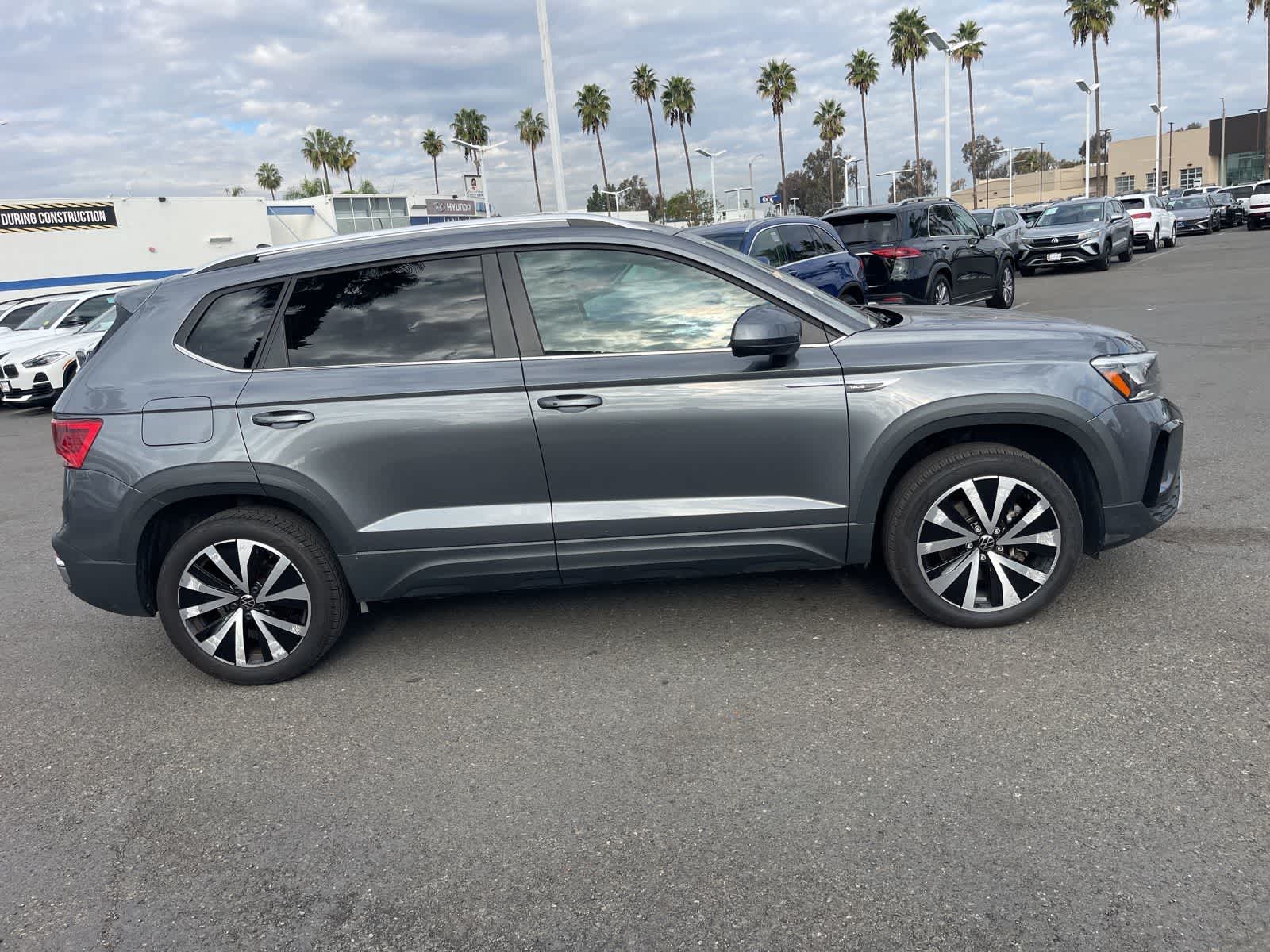2024 Volkswagen Taos SE photo 2