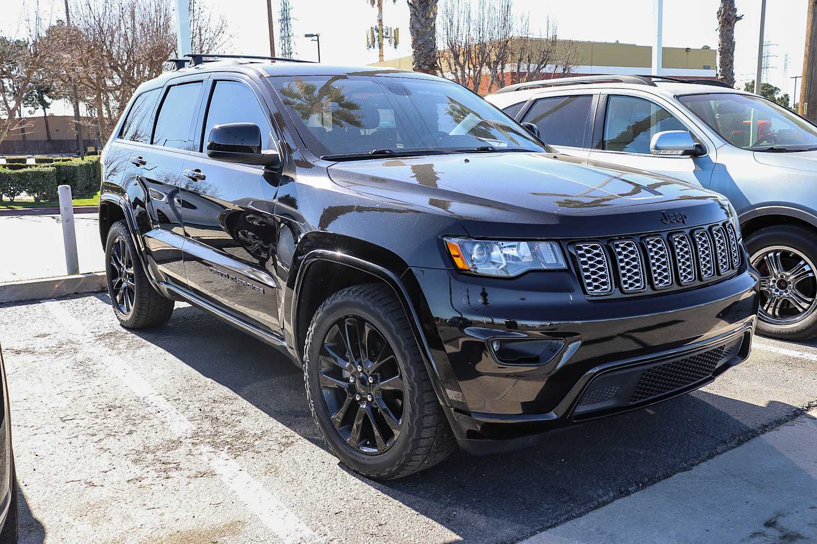 Thumbnail: 2017 Jeep Grand Cherokee - 4