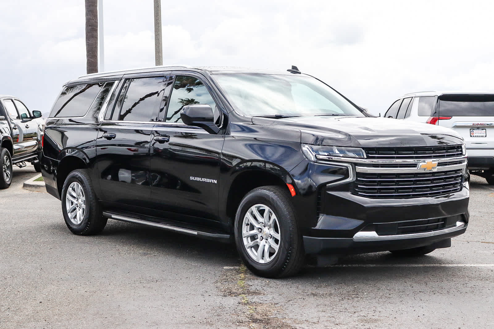 2021 Chevrolet Suburban LT photo 2
