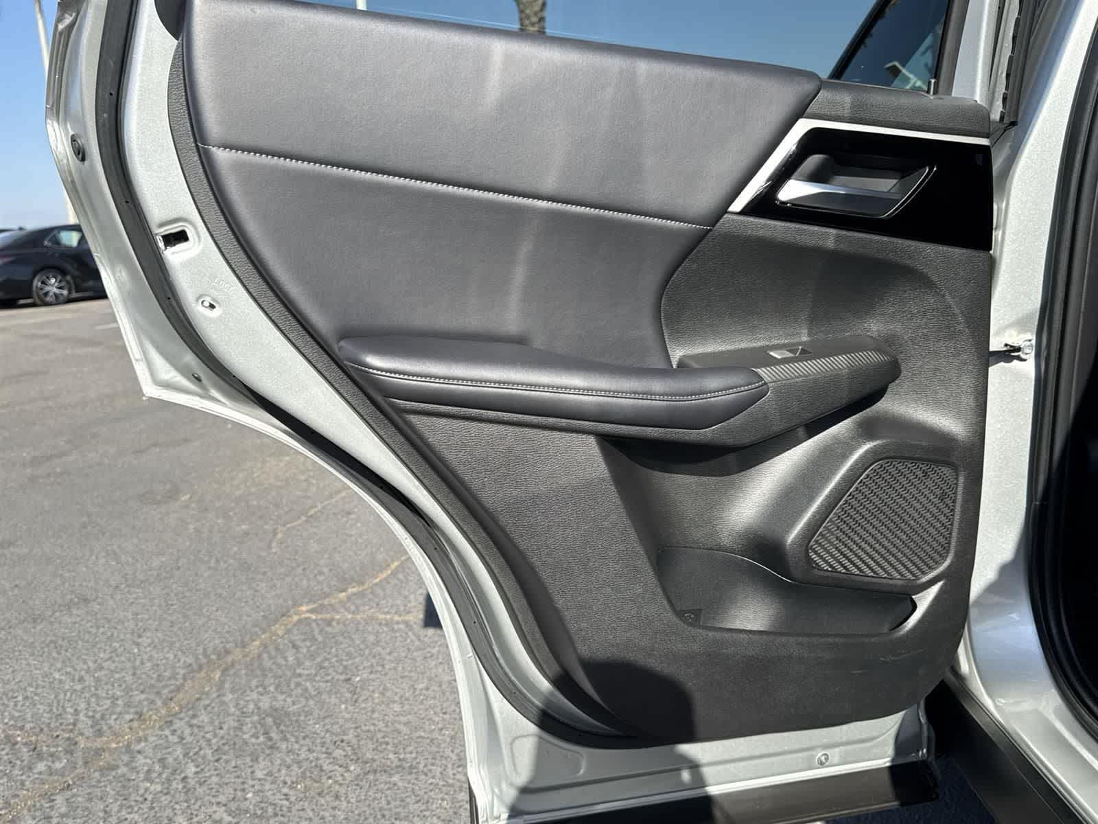 Thumbnail: 2024 Mitsubishi Outlander - 25