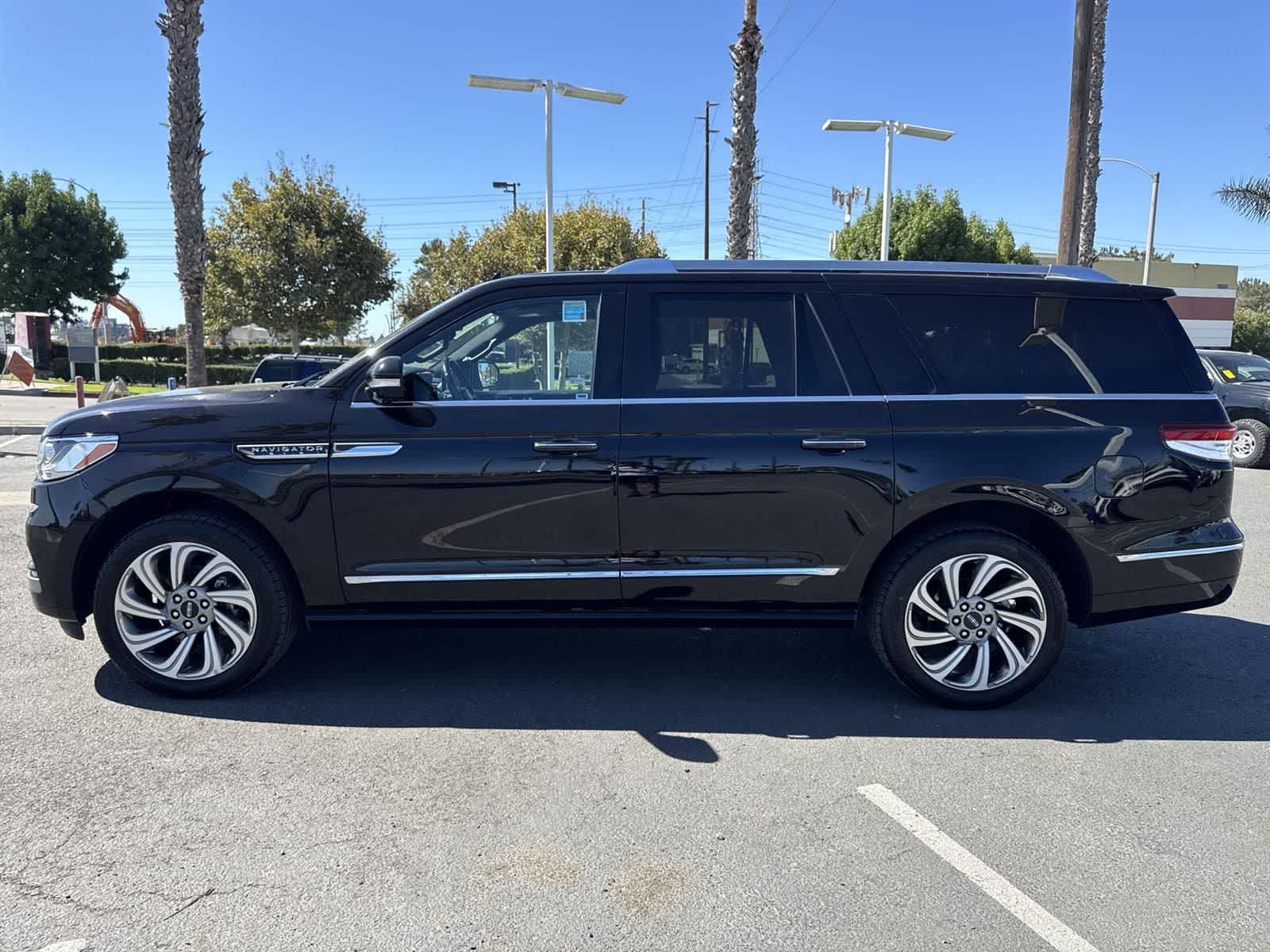 Thumbnail: 2023 Lincoln Navigator L - 5