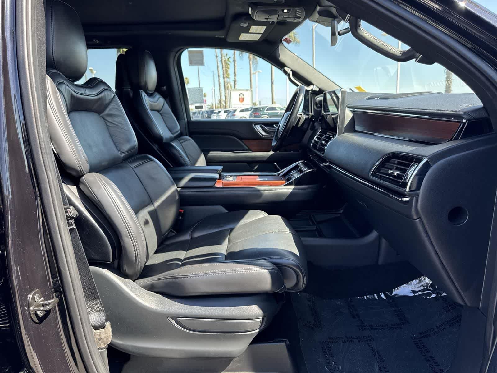 Thumbnail: 2023 Lincoln Navigator L - 41