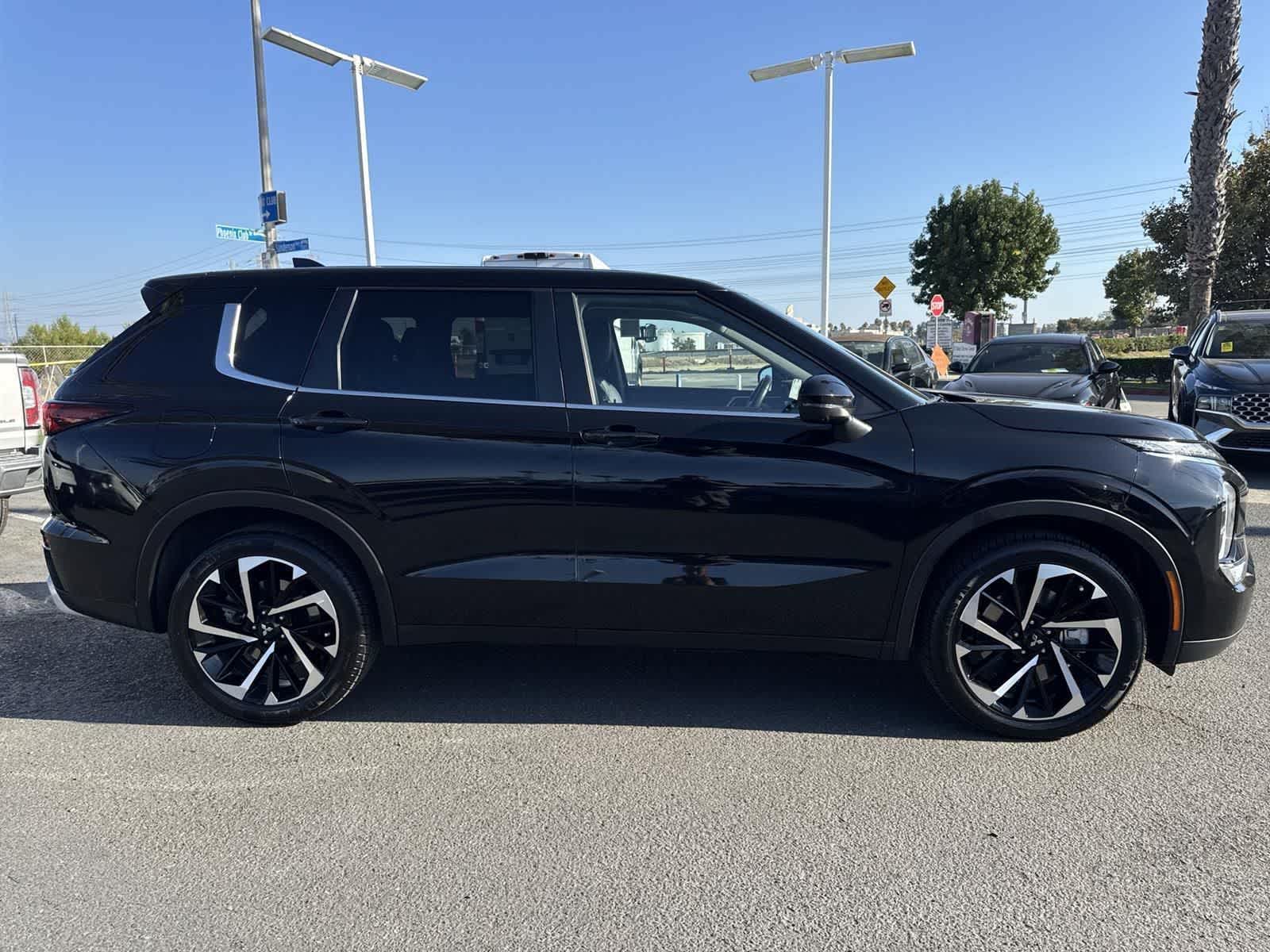 Thumbnail: 2024 Mitsubishi Outlander - 3