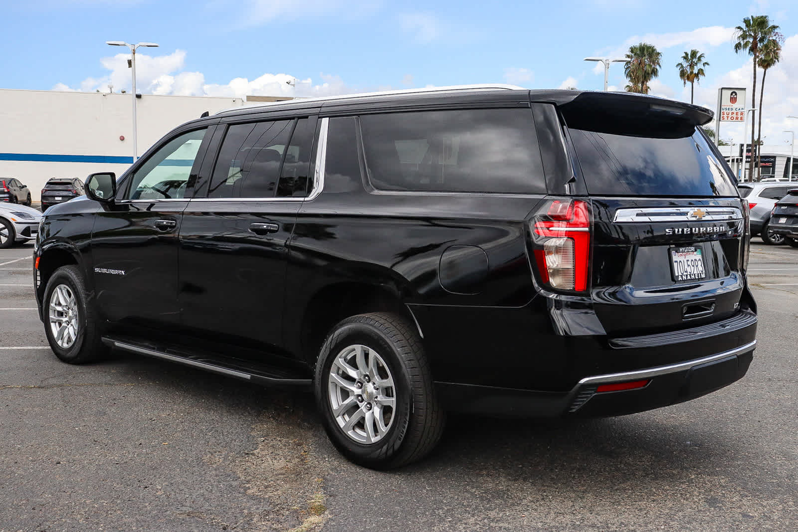 2021 Chevrolet Suburban LT photo 3