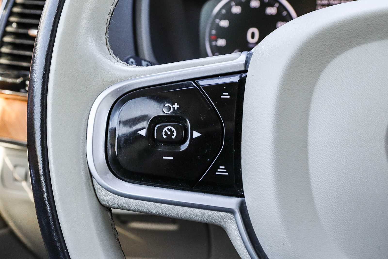 Thumbnail: 2022 Volvo XC90 - 31