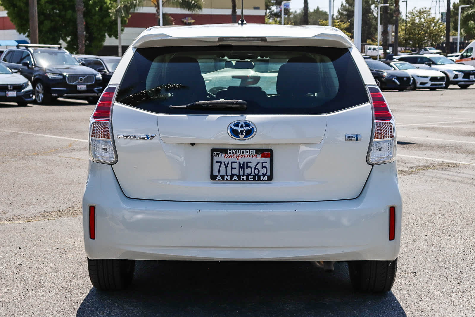 Thumbnail: 2017 Toyota Prius v - 6
