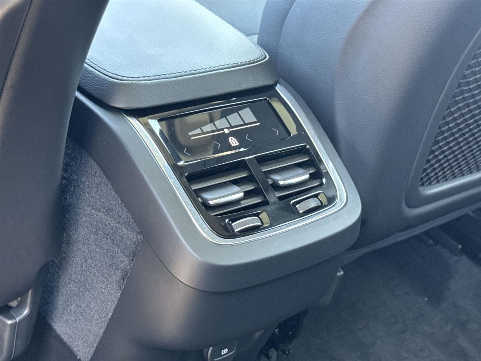 Thumbnail: 2022 Volvo XC90 - 27