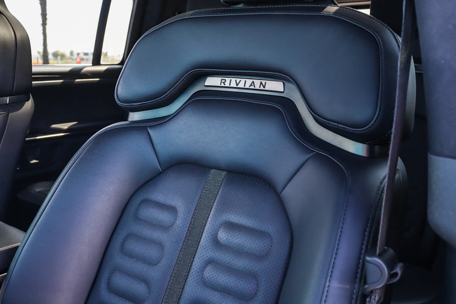 Thumbnail: 2023 Rivian R1S - 32