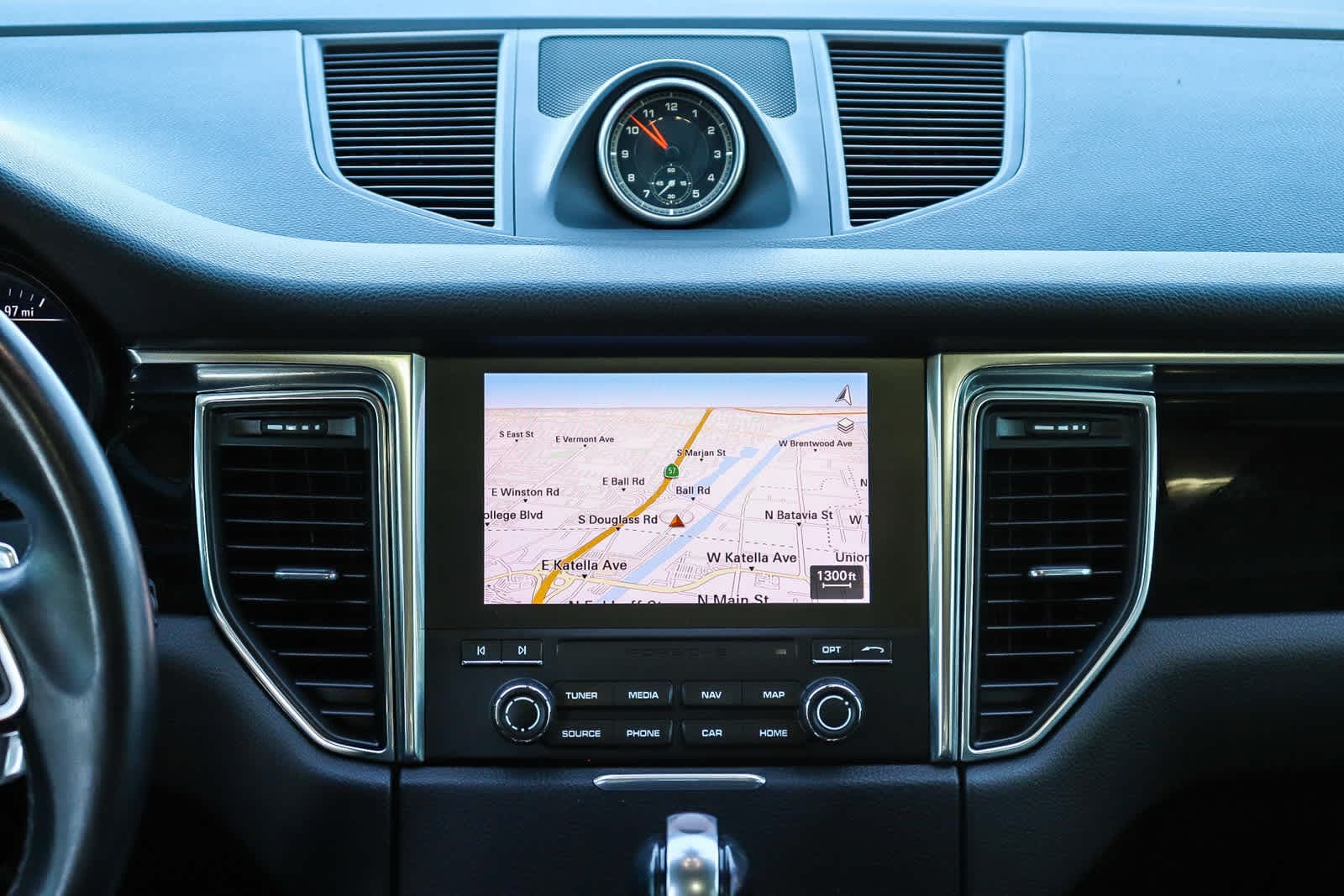 Thumbnail: 2017 Porsche Macan - 14