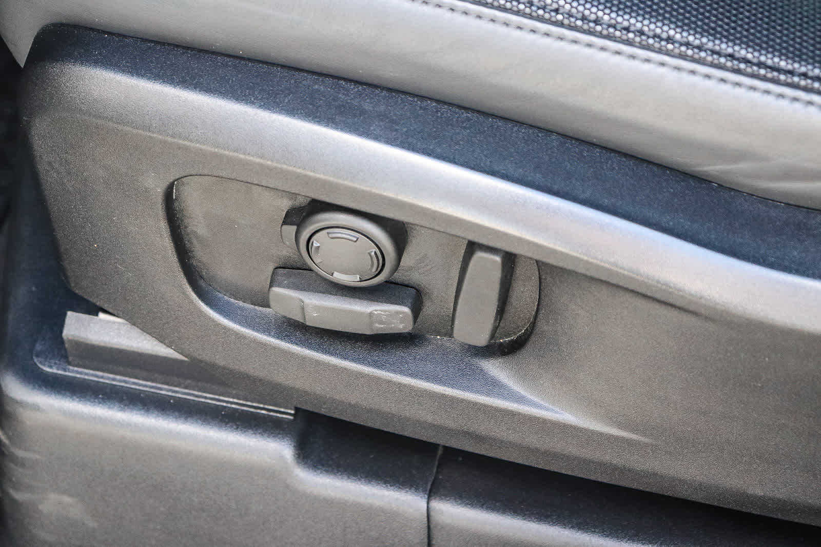 Thumbnail: 2023 Land Rover Defender - 26