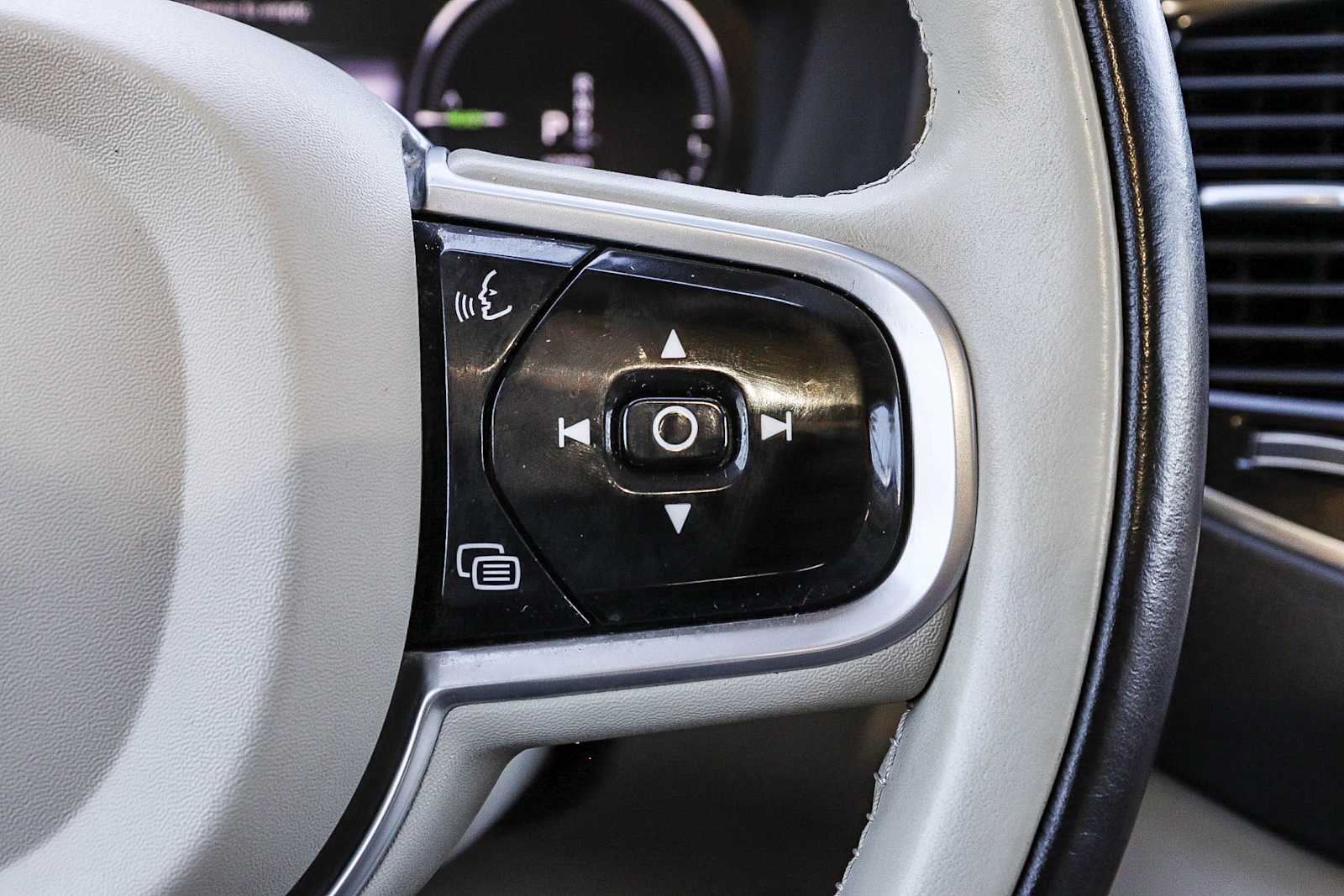 Thumbnail: 2022 Volvo XC90 - 32