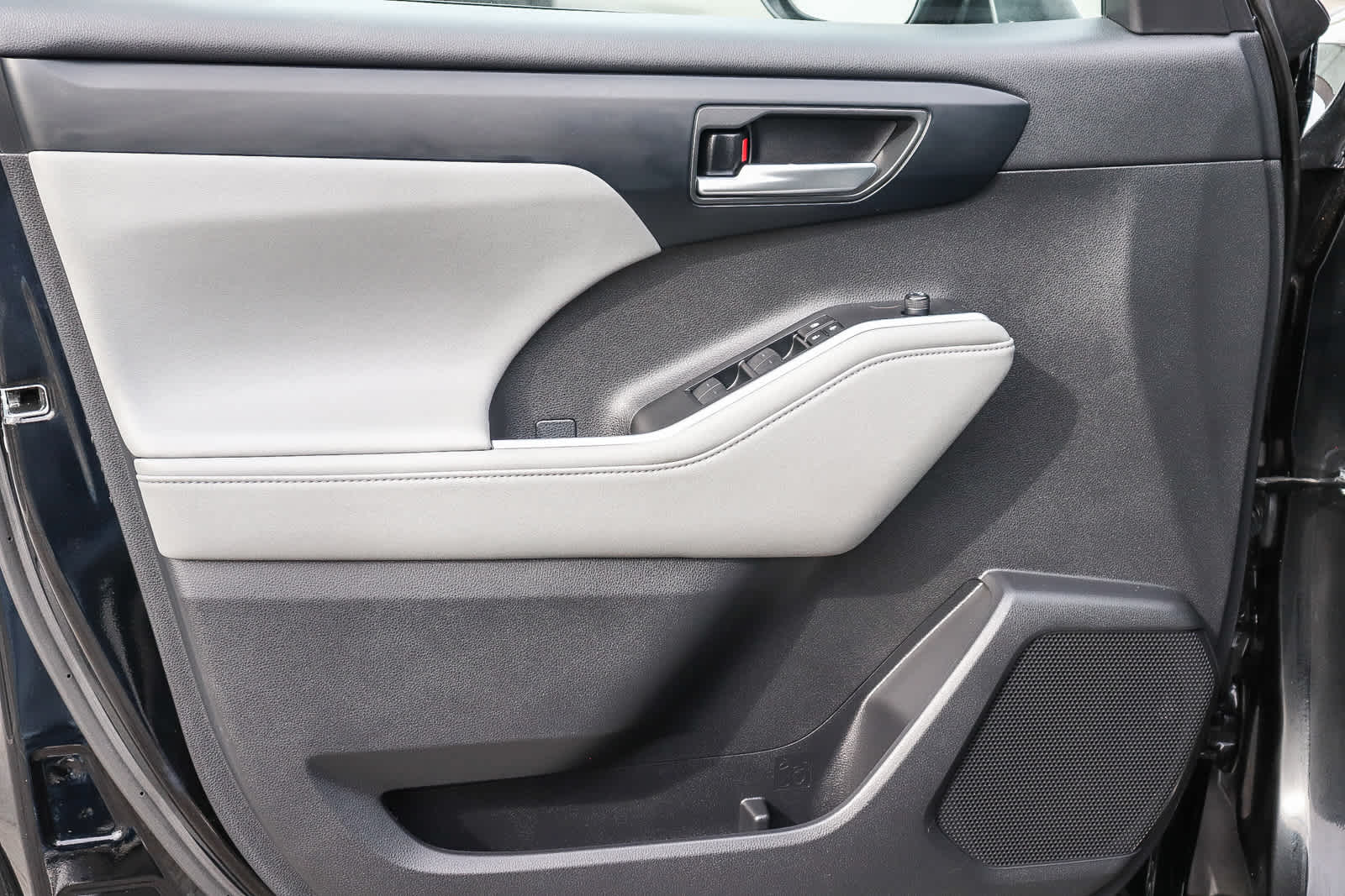 Thumbnail: 2023 Toyota Highlander - 21