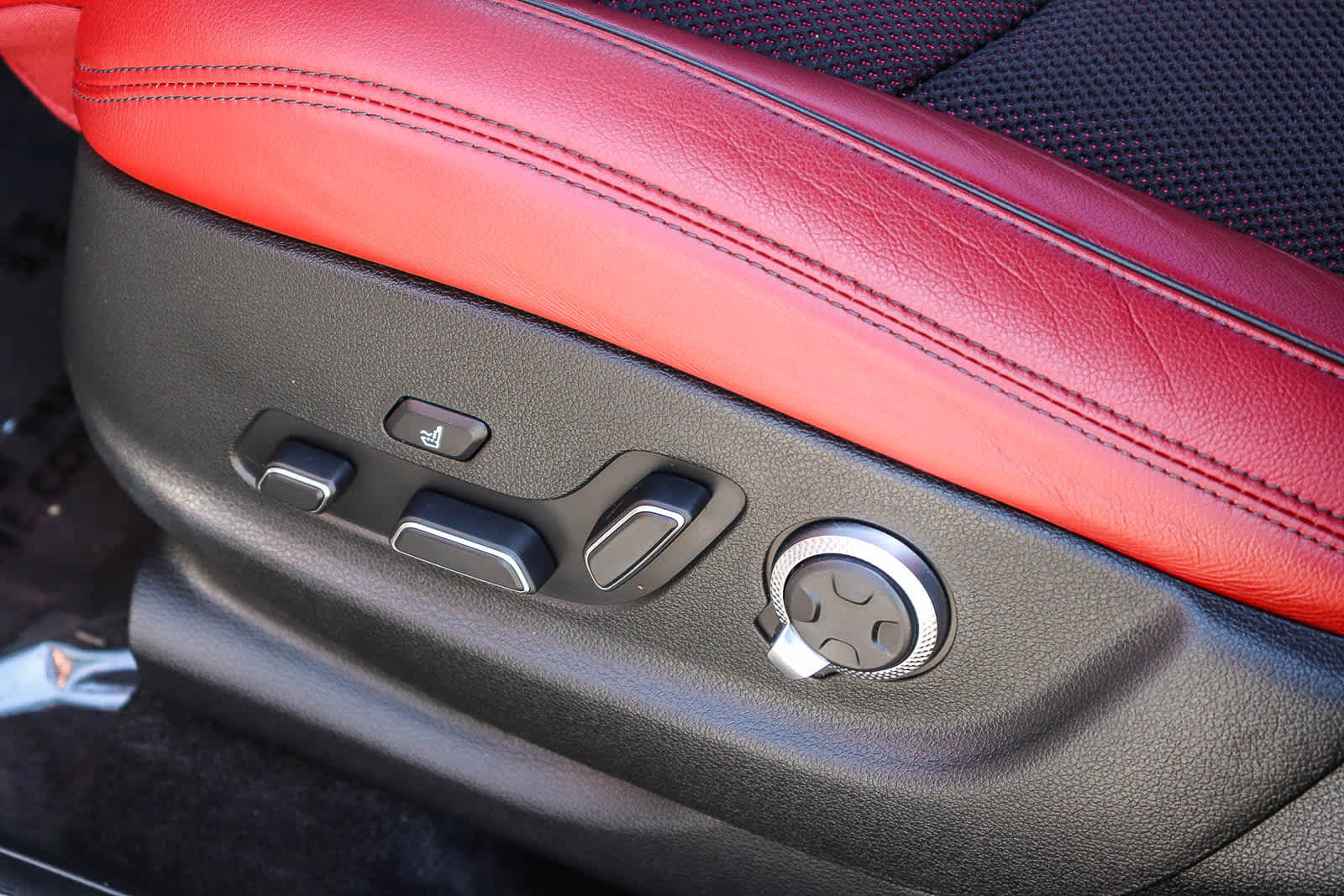 Thumbnail: 2023 Genesis GV70 - 28