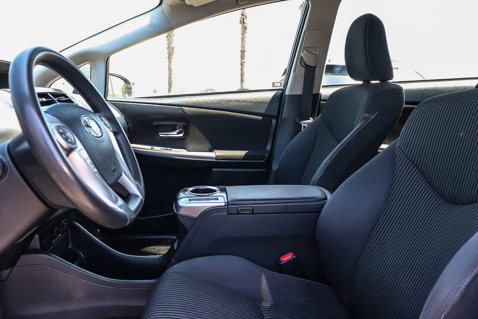 Thumbnail: 2017 Toyota Prius v - 24