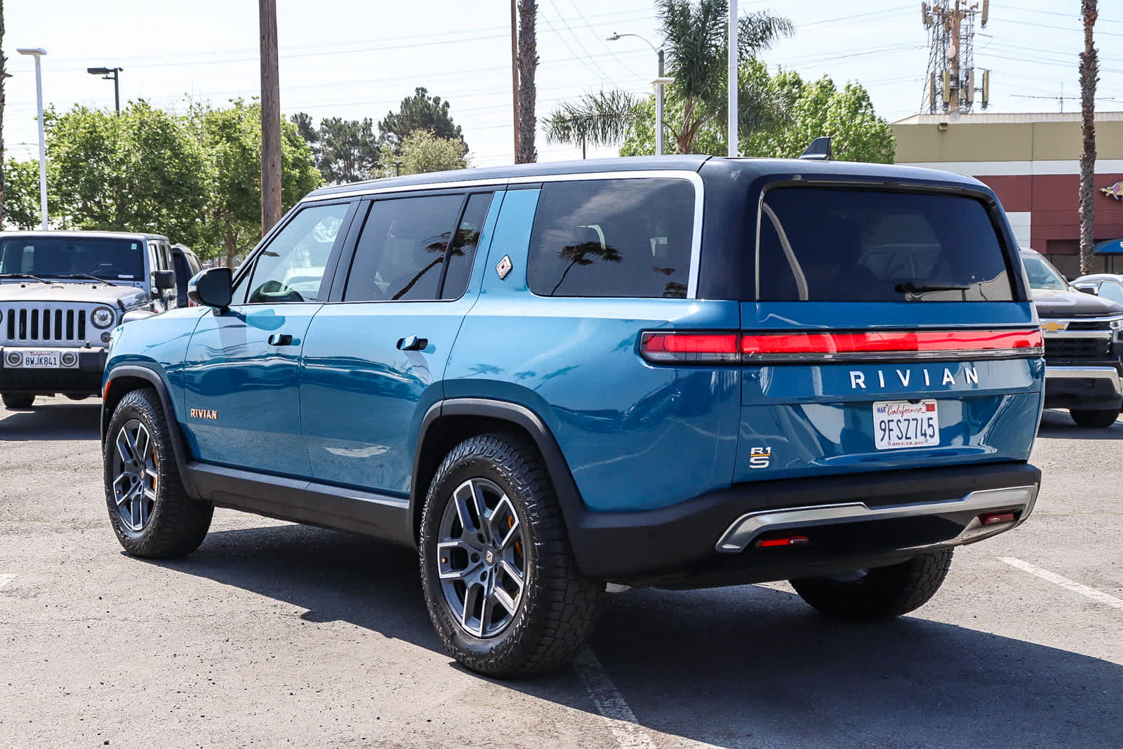 Thumbnail: 2023 Rivian R1S - 8