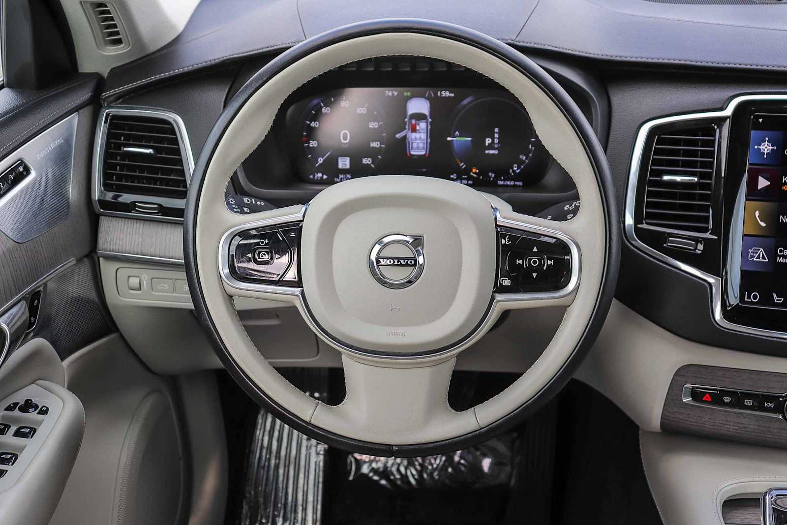 Thumbnail: 2020 Volvo XC90 - 17