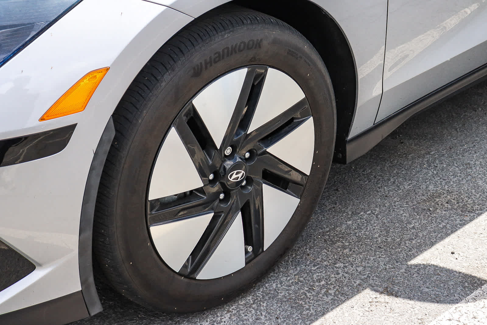 2024 Hyundai IONIQ 6 SE photo 4