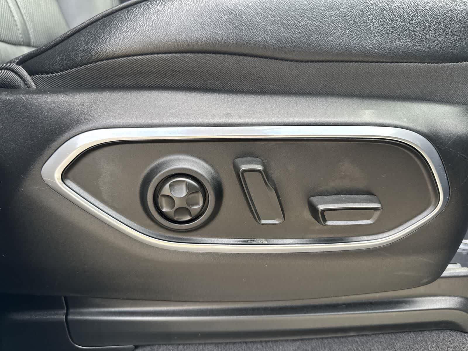 Thumbnail: 2023 Jeep Wagoneer - 41