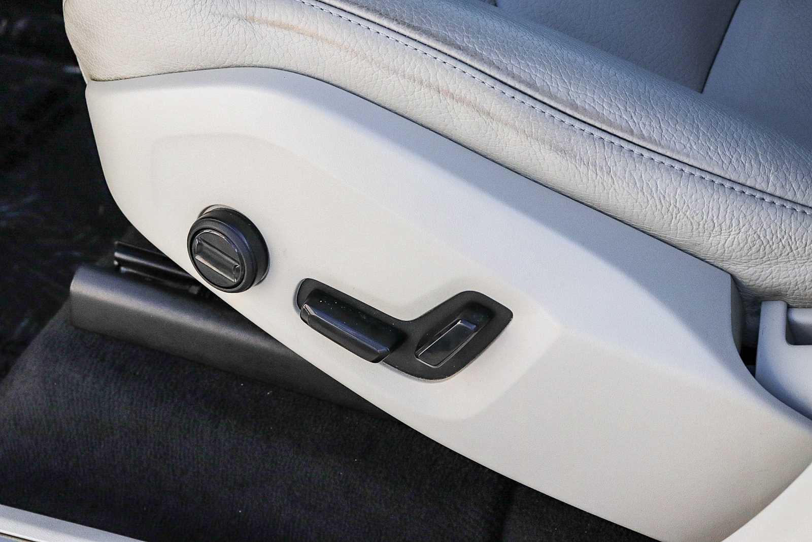 Thumbnail: 2022 Volvo XC90 - 26