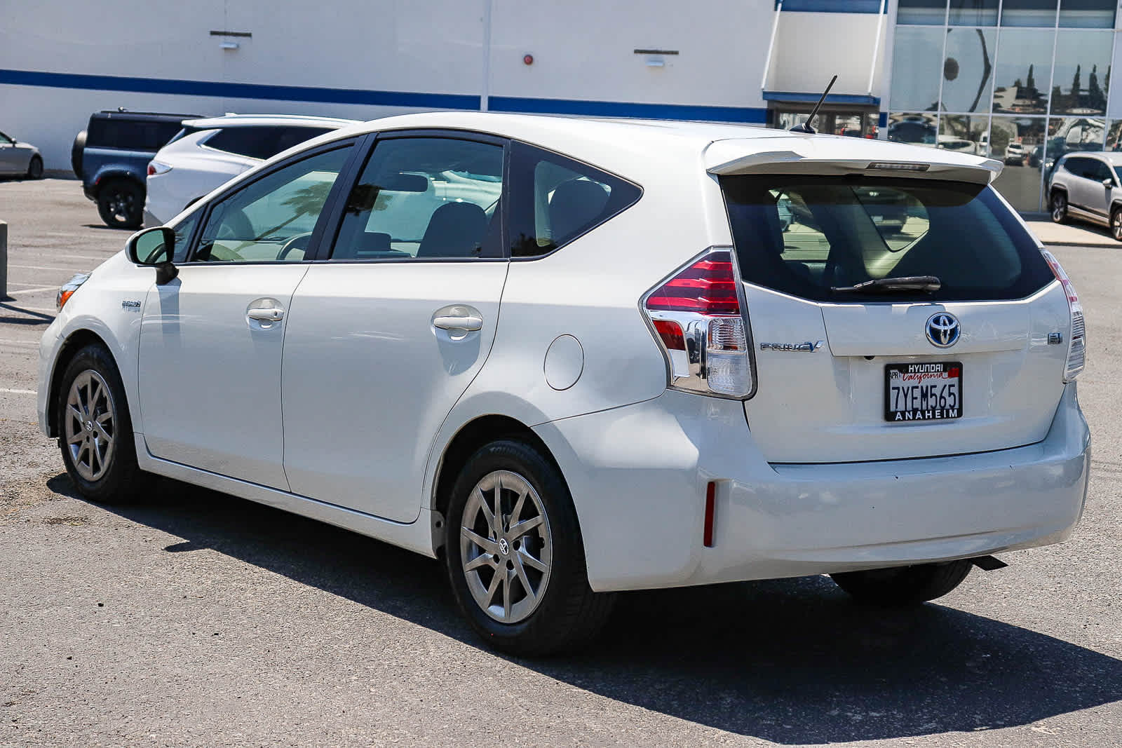 Thumbnail: 2017 Toyota Prius v - 7
