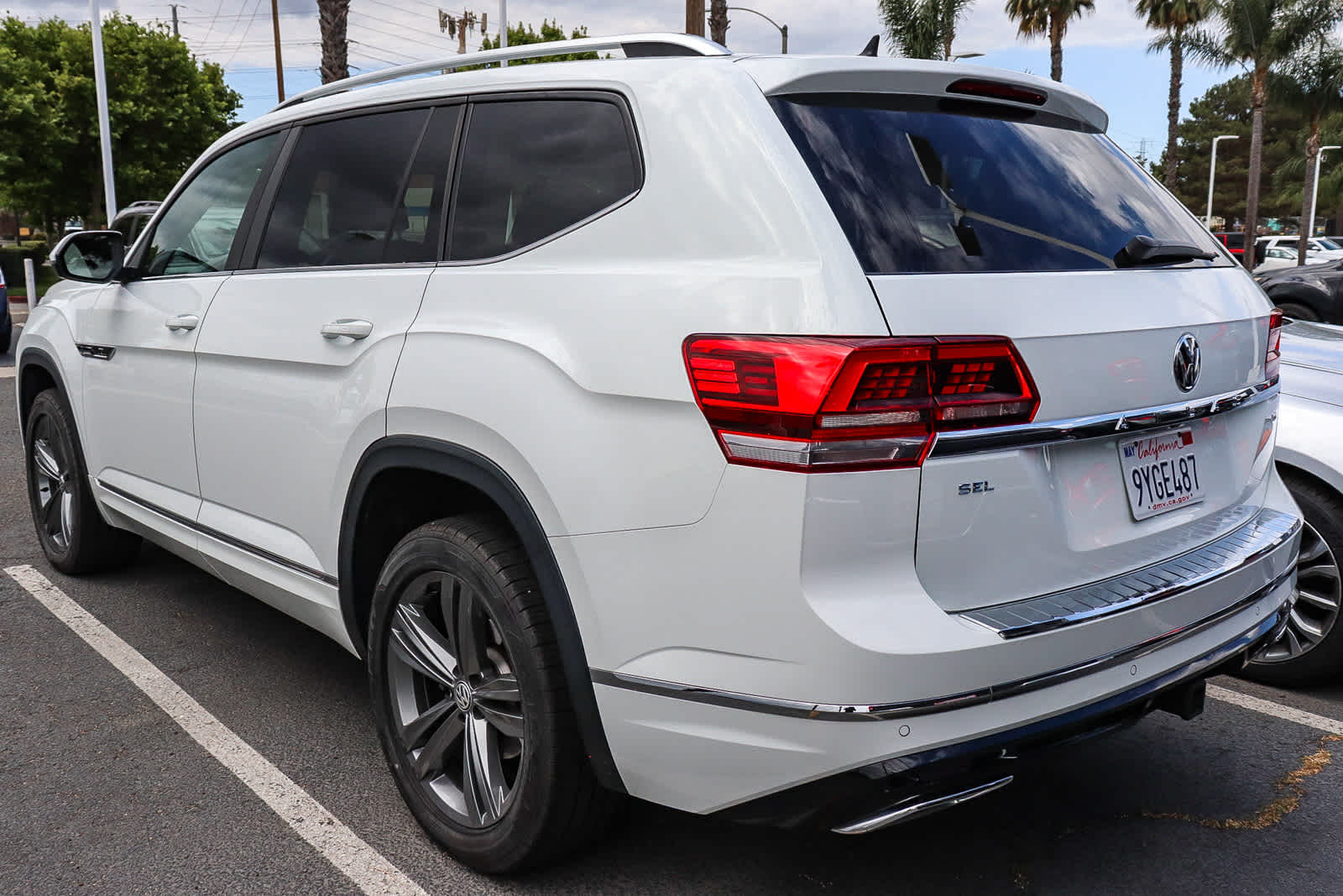 2019 Volkswagen Atlas 3.6L V6 SEL R-Line photo 5