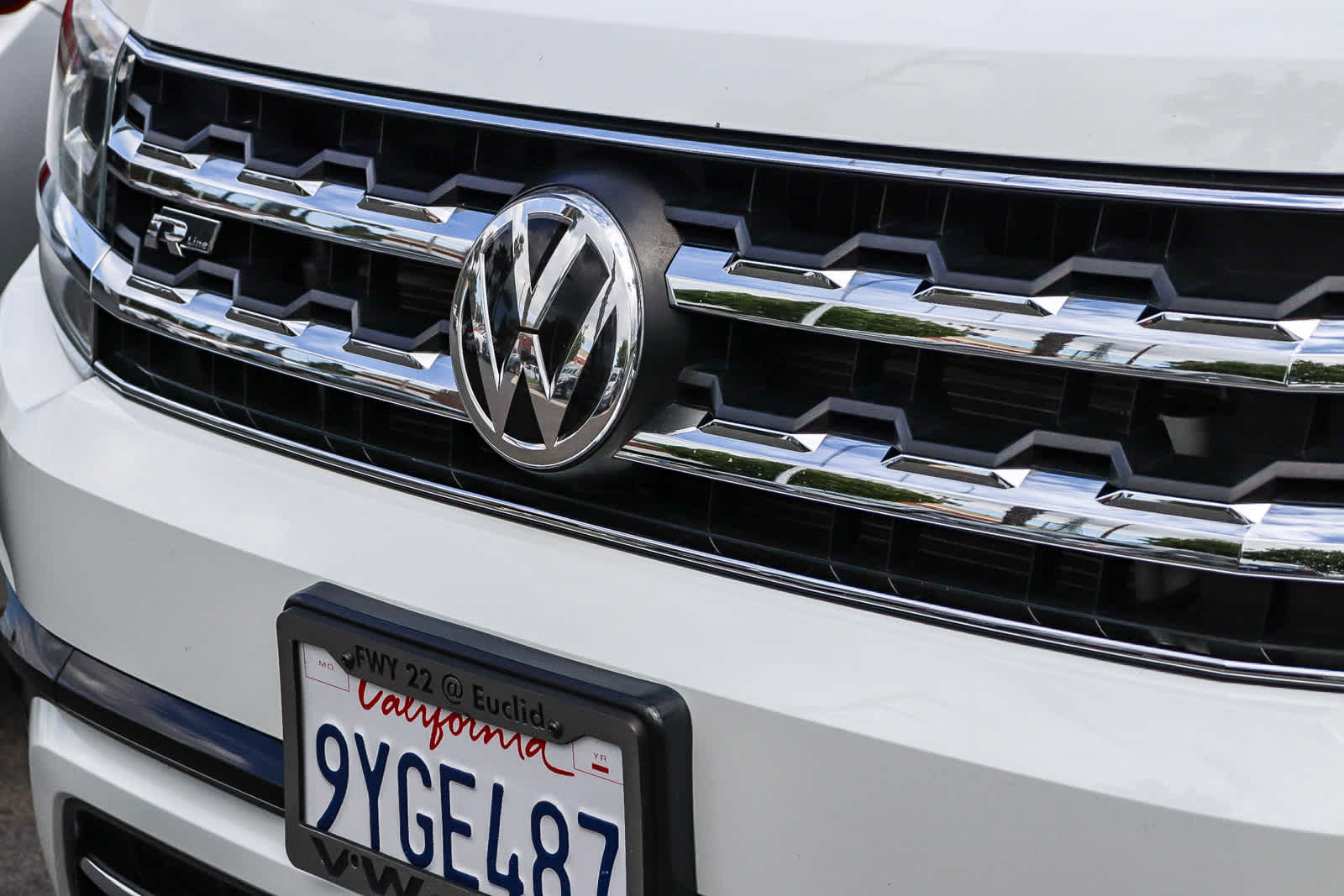 2019 Volkswagen Atlas 3.6L V6 SEL R-Line photo 3