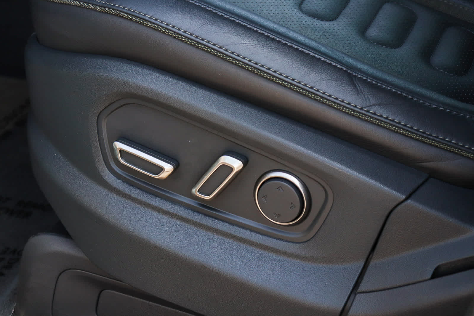 Thumbnail: 2023 Rivian R1S - 26