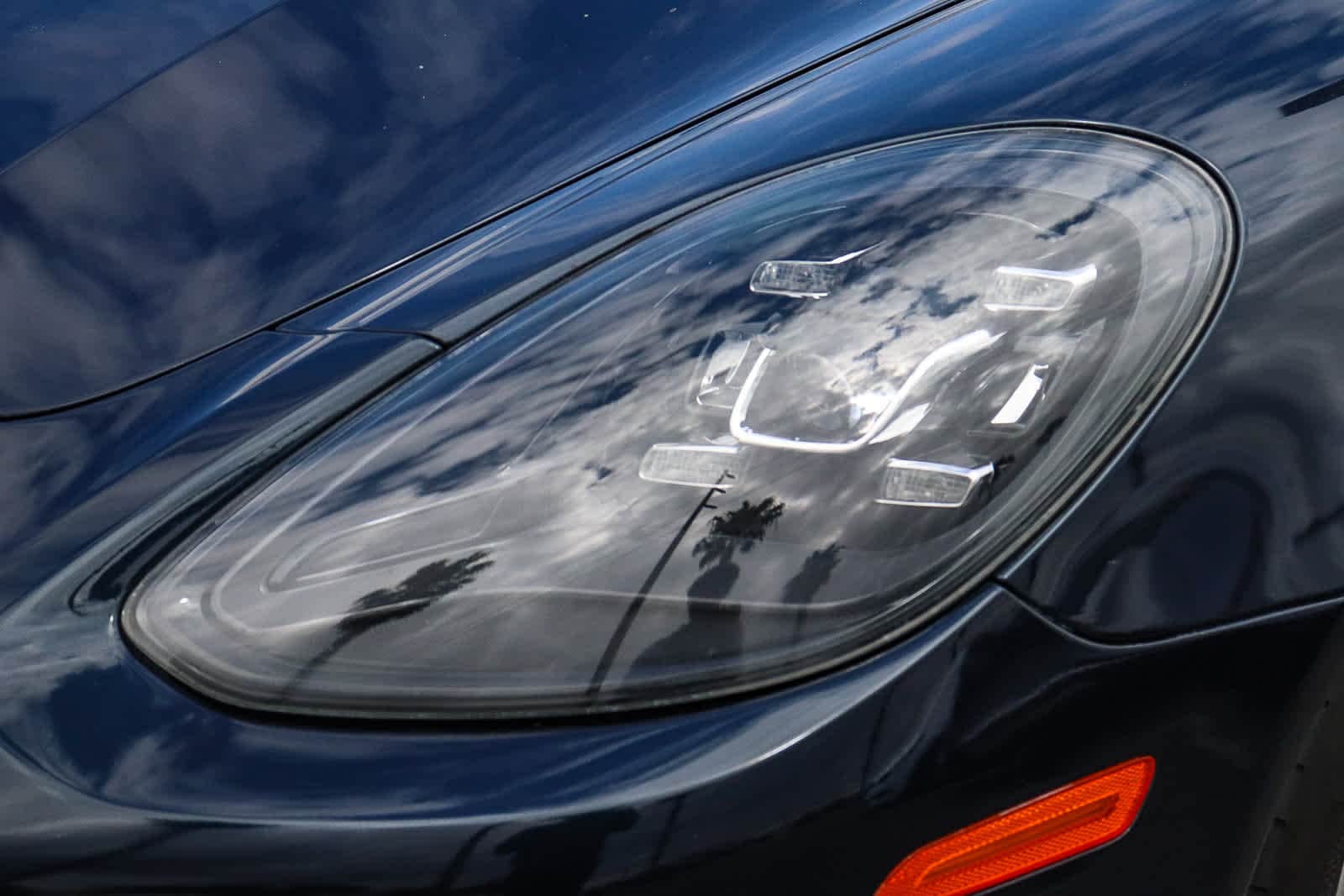 2017 Porsche Panamera 4 photo 2