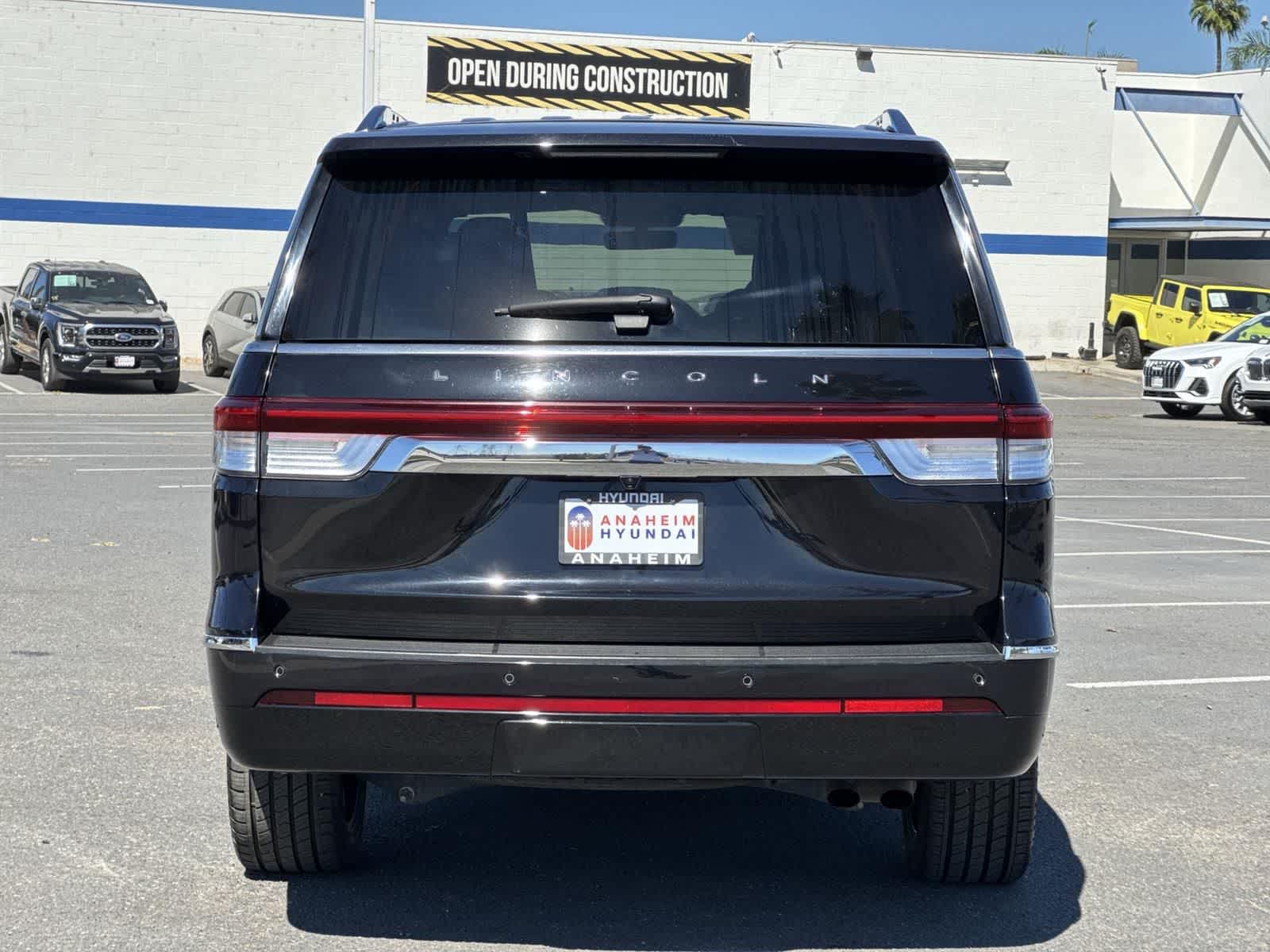 Thumbnail: 2023 Lincoln Navigator L - 4