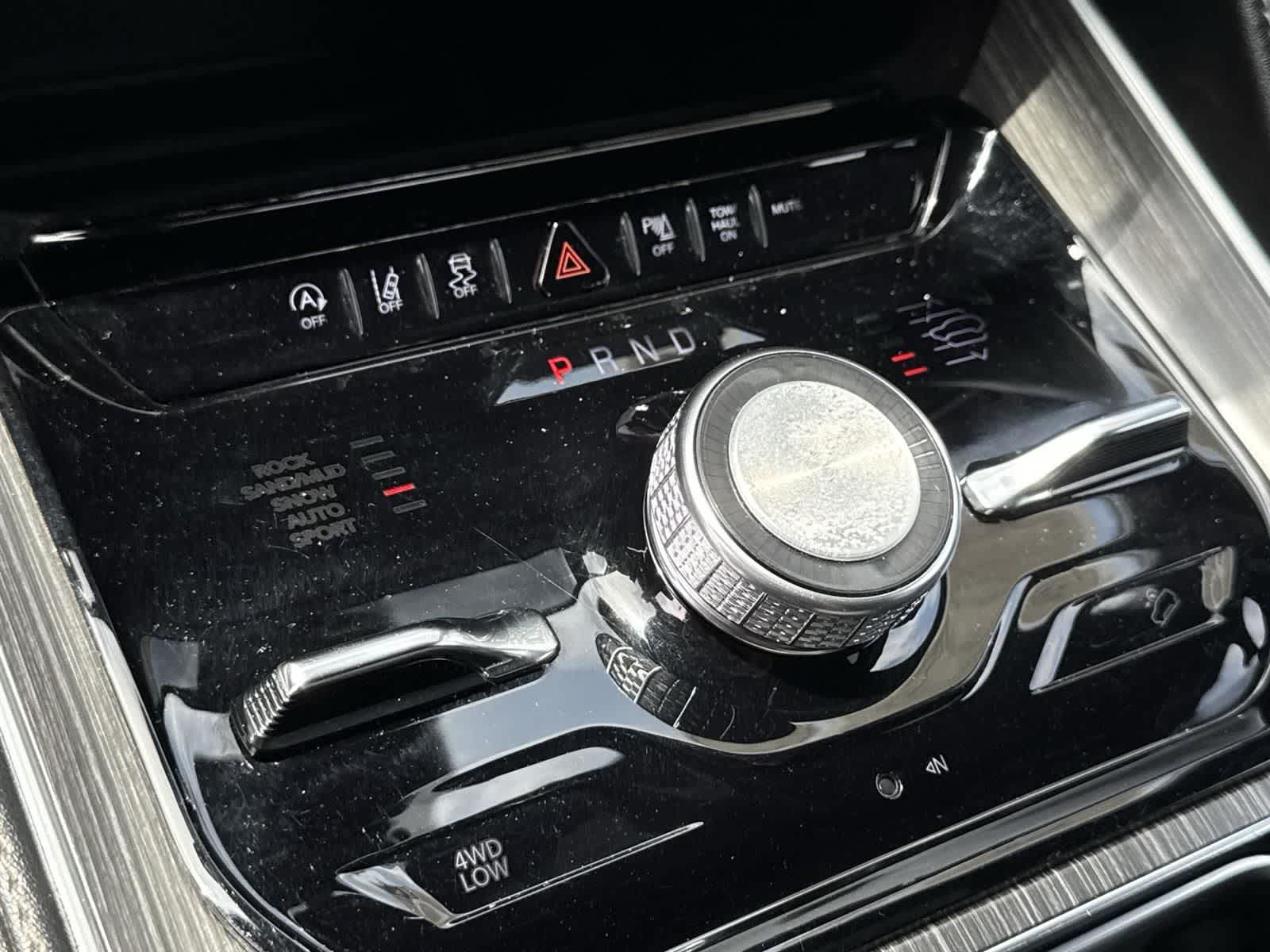 Thumbnail: 2023 Jeep Wagoneer - 14