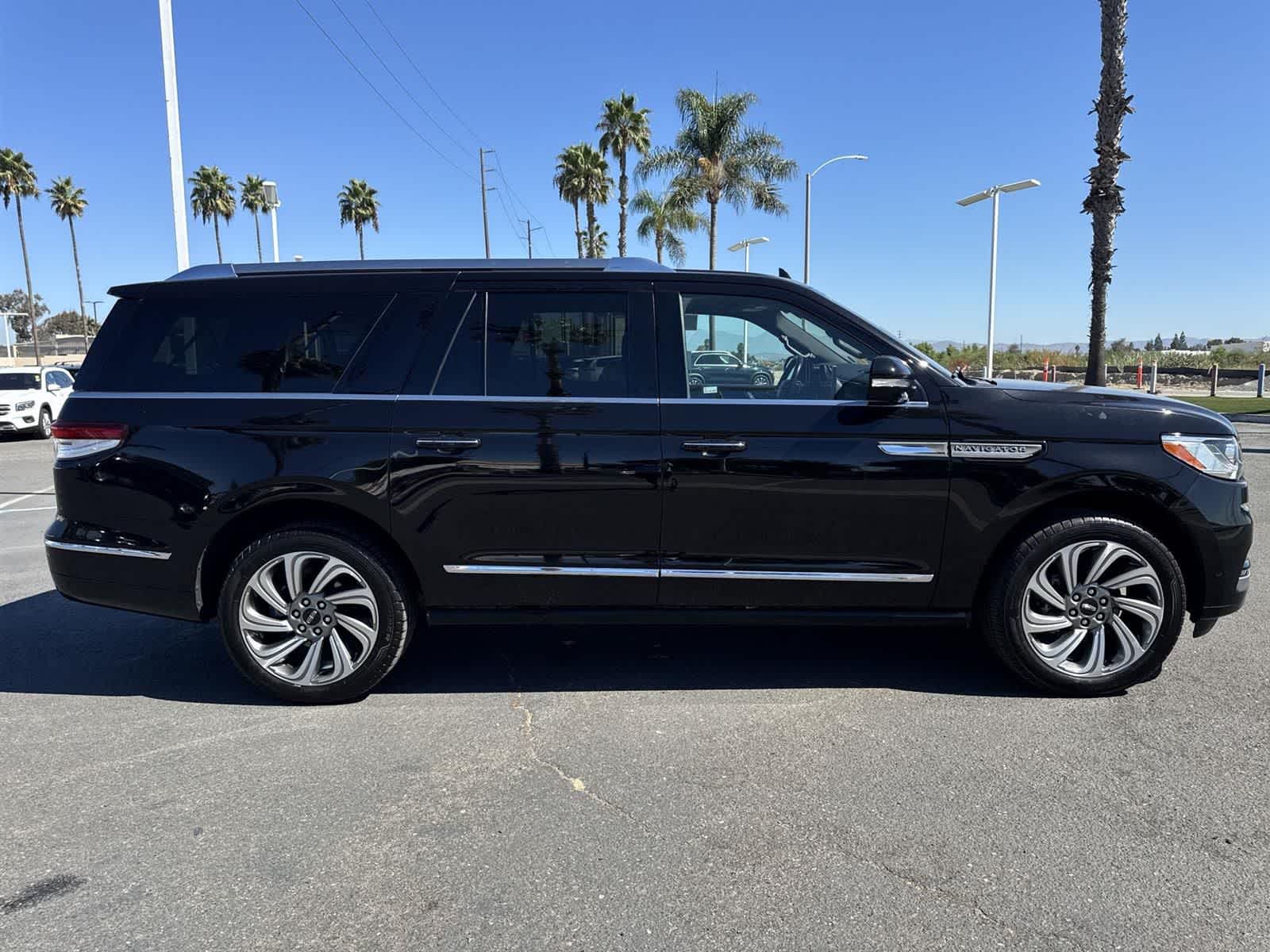 Thumbnail: 2023 Lincoln Navigator L - 3