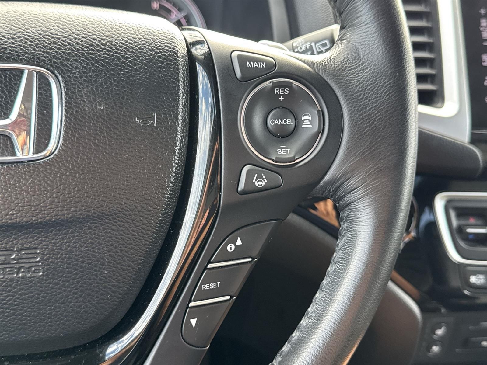 Thumbnail: 2017 Honda Pilot - 12